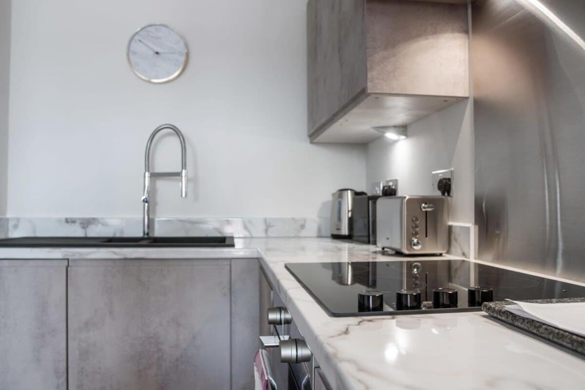 Lovely Riverside 2 Bed Apartment Лидс Экстерьер фото